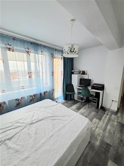 Apartament cu 3 camere decomandat, mobilat în Palazu Mare