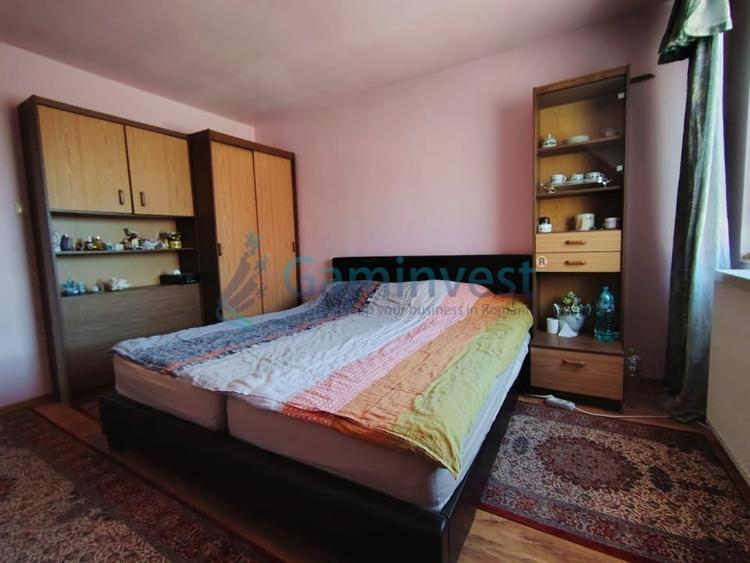 Casă individuală cu 15 camere cu Canalizare în Sântandrei
