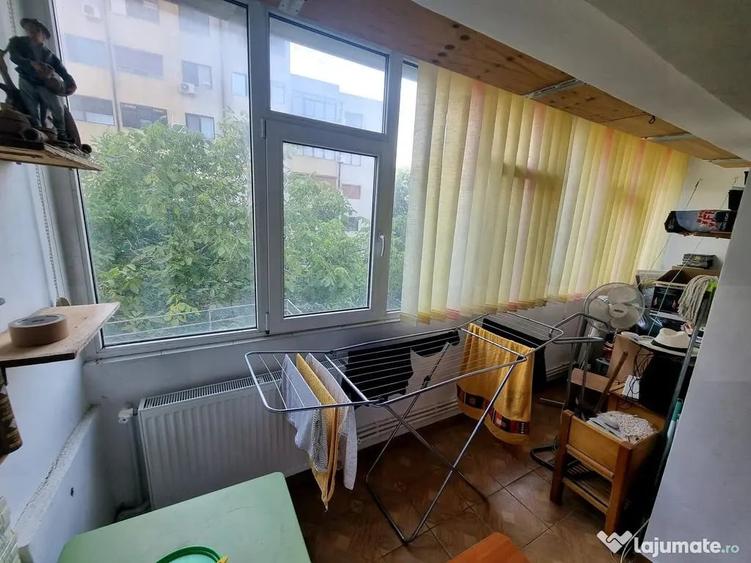 Apartament cu 4 camere decomandat în Est