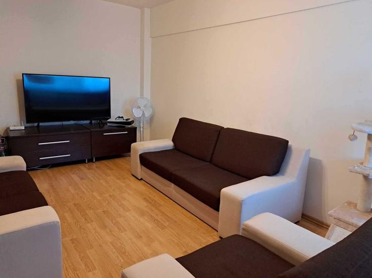 Apartament cu 4 camere decomandat în Confecții