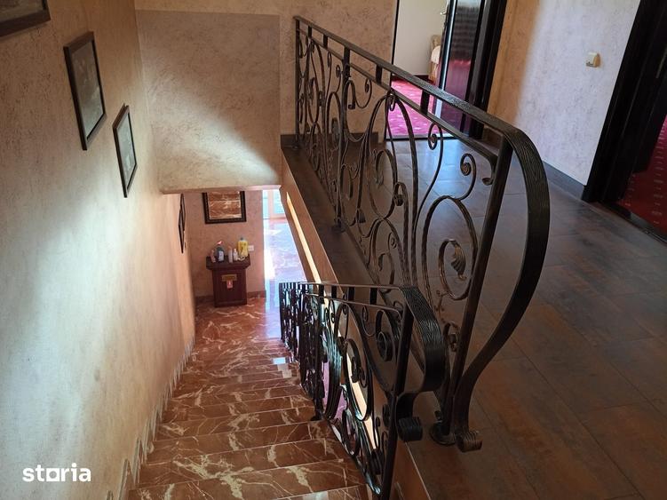 Casă cu 9 camere decomandat cu Teren 950 Mp în Central