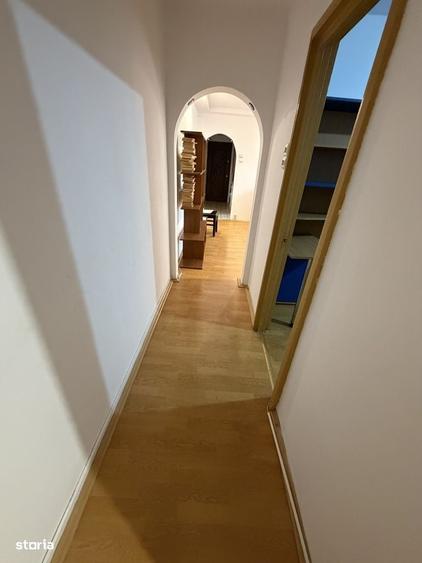 Apartament cu 3 camere semidecomandat în Craiovița Nouă