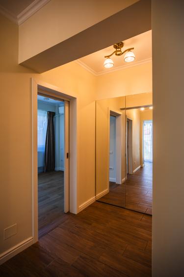 Apartament cu 4 camere semidecomandat, mobilat în Romană