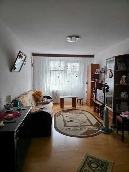 Apartament cu 3 camere semidecomandat în Crângași