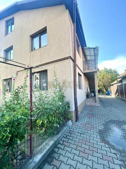 Casă individuală cu 9 camere cu Canalizare în Mărăști