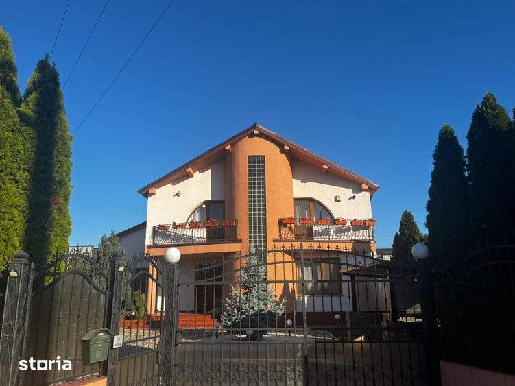 Casă cu 5 camere cu Teren 1250 Mp în Central