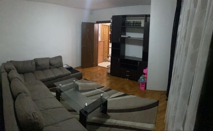 Apartament cu 3 camere decomandat în Pandurilor