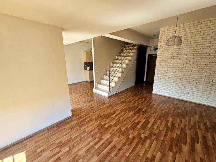 Apartament cu 3 camere decomandat, mobilat în Ferme