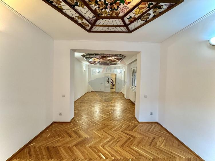 Casă individuală cu 7 camere cu Teren 100 Mp în Domenii