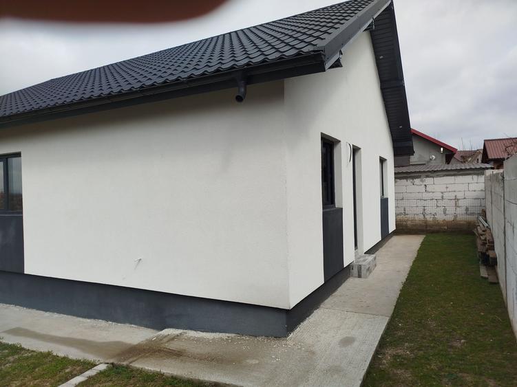 Casă cu 3 camere în Lumina