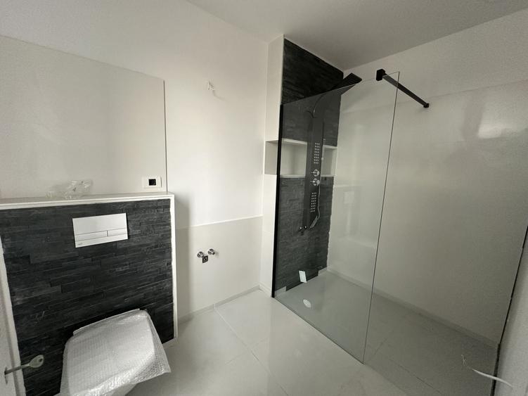 Duplex cu 5 camere cu Canalizare în Exterior Nord