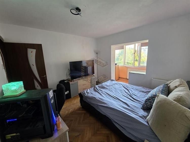 Apartament cu 3 camere decomandat, mobilat în Girocului