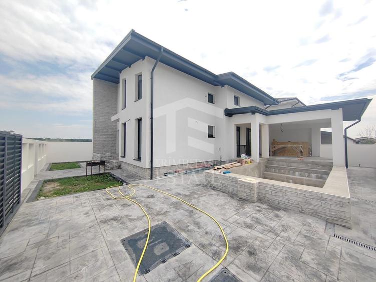 Casă individuală cu 5 camere cu Piscina în Est
