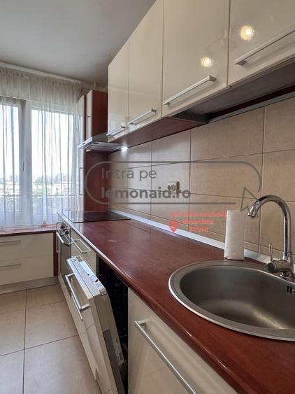 Apartament cu 3 camere semidecomandat, mobilat în P-ța Unirii