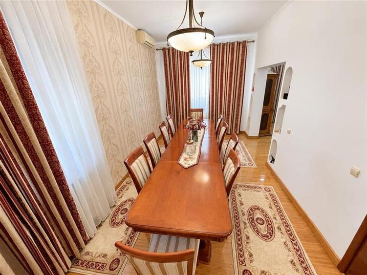 Casă individuală cu 6 camere cu Teren 911 Mp în Central