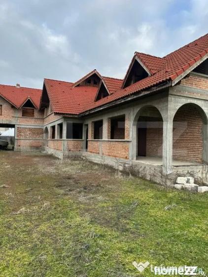 Casă cu 7 camere cu Teren 1400 Mp în Central