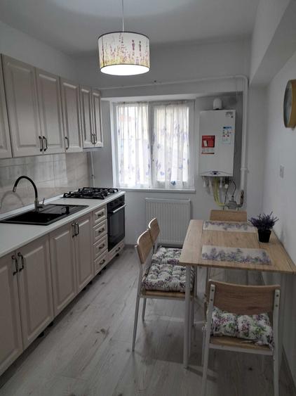 Apartament cu 3 camere decomandat, mobilat în Central