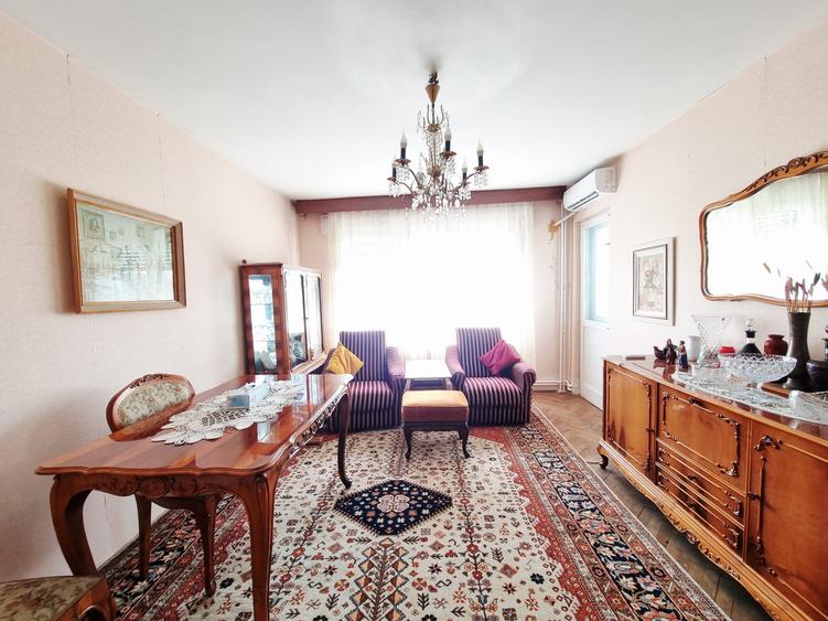 Apartament cu 4 camere decomandat, mobilat în Central
