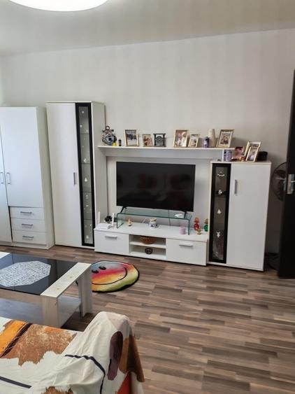 Apartament cu 2 camere semidecomandat în Tei