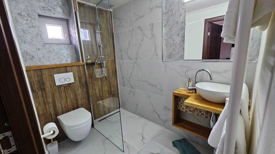 Casă cu 2 camere cu Teren 250 Mp în Central