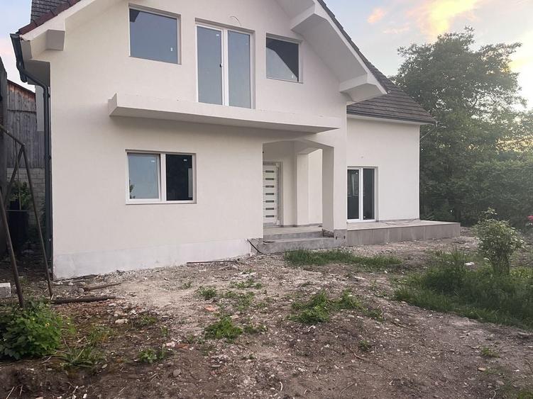 Casă cu 4 camere în Petru Rareș