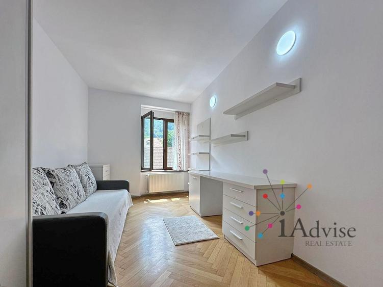 Apartament cu 3 camere semidecomandat în Centrul Istoric