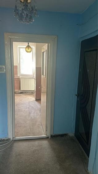 Apartament cu 3 camere decomandat în Roman