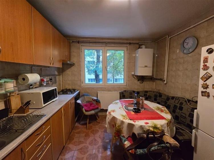 Apartament cu 3 camere semidecomandat în Bucureștii Noi