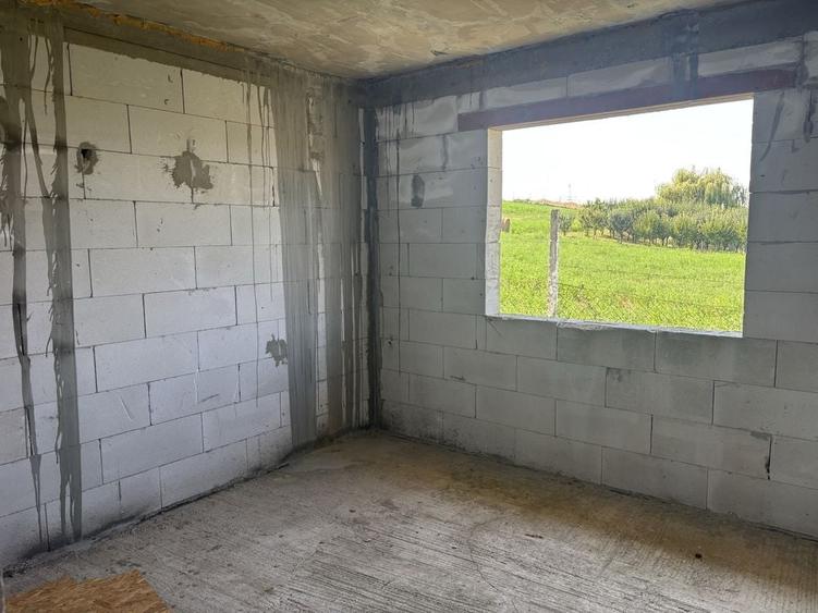 Casă cu 4 camere cu Teren 400 Mp în Luncanii de Jos