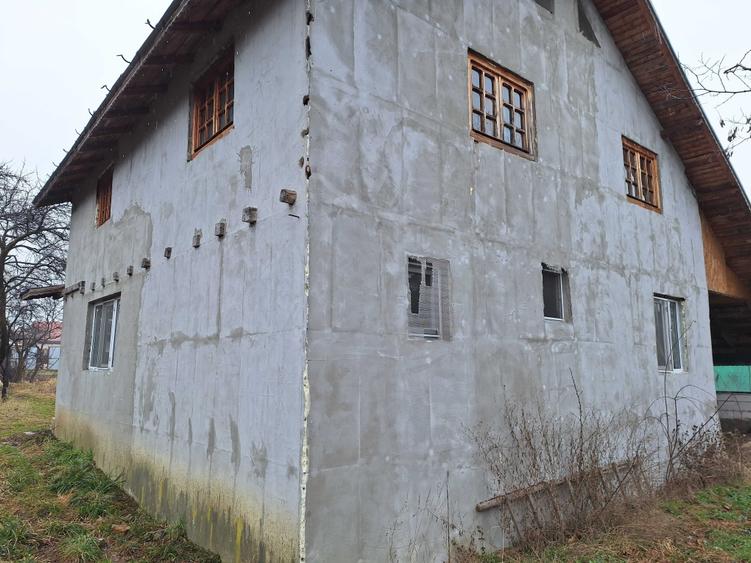 Casă cu 4 camere în Teișani