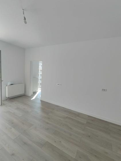 Apartament cu 3 camere semidecomandat în Exterior Vest