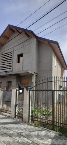 Casă cu 4 camere cu Teren 375 Mp în Cazasu