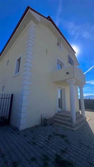 Casă cu 6 camere cu Teren 500 Mp în Stupini