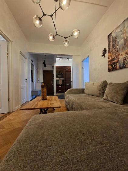 Apartament cu 5 camere semidecomandat în Romană