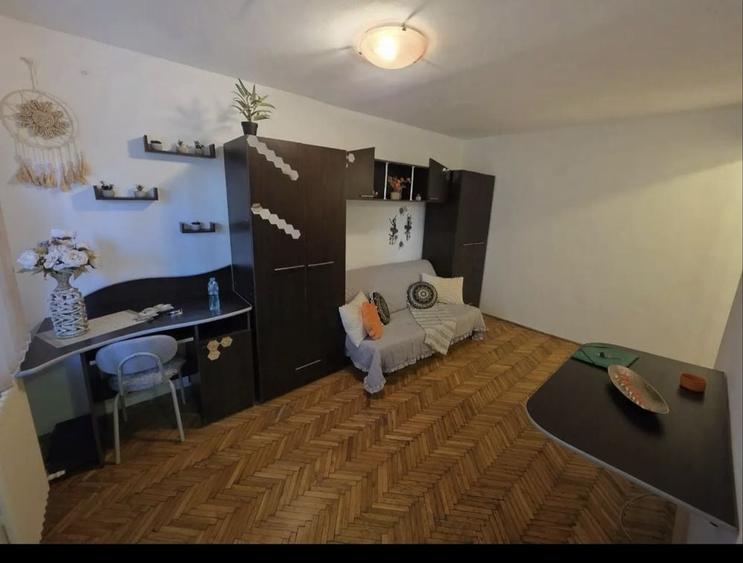 Garsonieră decomandată în Central