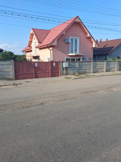 Casă cu 4 camere cu Teren 1000 Mp în Central
