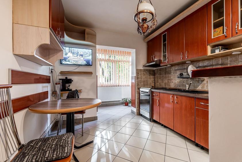 Apartament cu 4 camere semidecomandat în Miorița