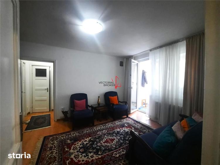 Apartament cu 3 camere semidecomandat în Gara de Nord