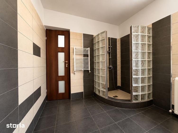 Casă cu 5 camere cu Teren 7320 Mp în Curcani