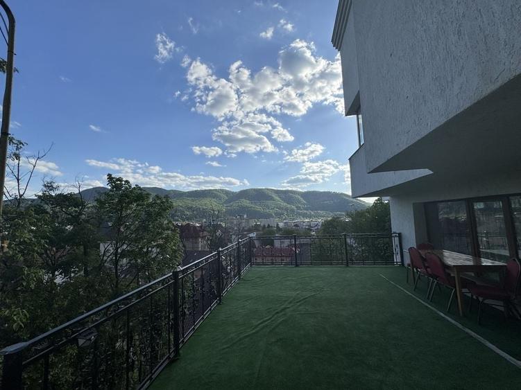 Casă cu 8 camere cu Teren 220 Mp în Central