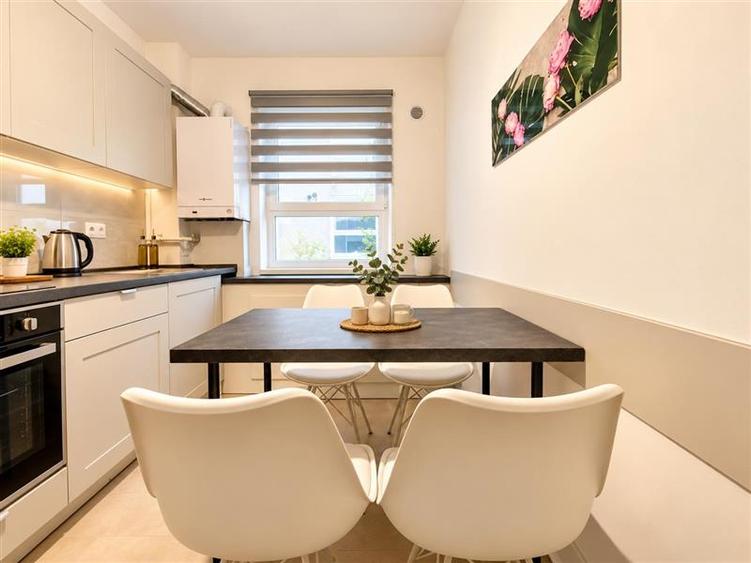 Apartament cu 3 camere decomandat în Tractorul