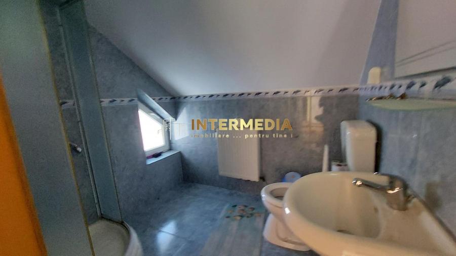 Apartament cu 3 camere decomandat, mobilat în Cetate