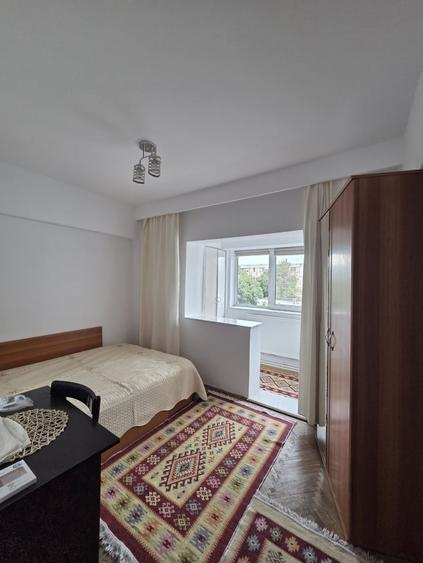 Apartament cu 3 camere decomandat în Capitol