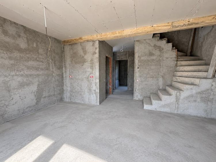Duplex cu 4 camere cu Canalizare în Moșnița Nouă