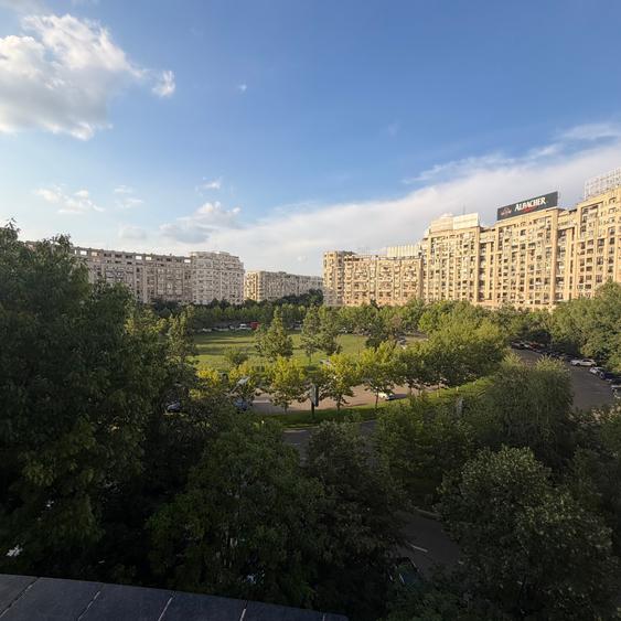 Apartament cu 3 camere semidecomandat în P-ța Alba Iulia