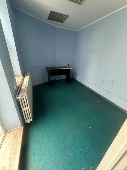 Casă individuală cu 12 camere cu Canalizare în Victoriei