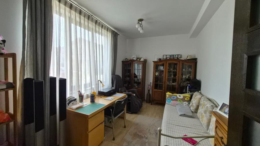 Casă individuală cu 5 camere cu Teren 380 Mp în Lazu