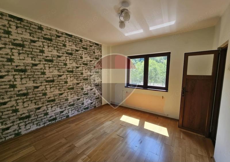 Casă cu 12 camere cu Teren 870 Mp în Bistra