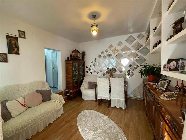 Casă cu 4 camere cu Garaj în Central