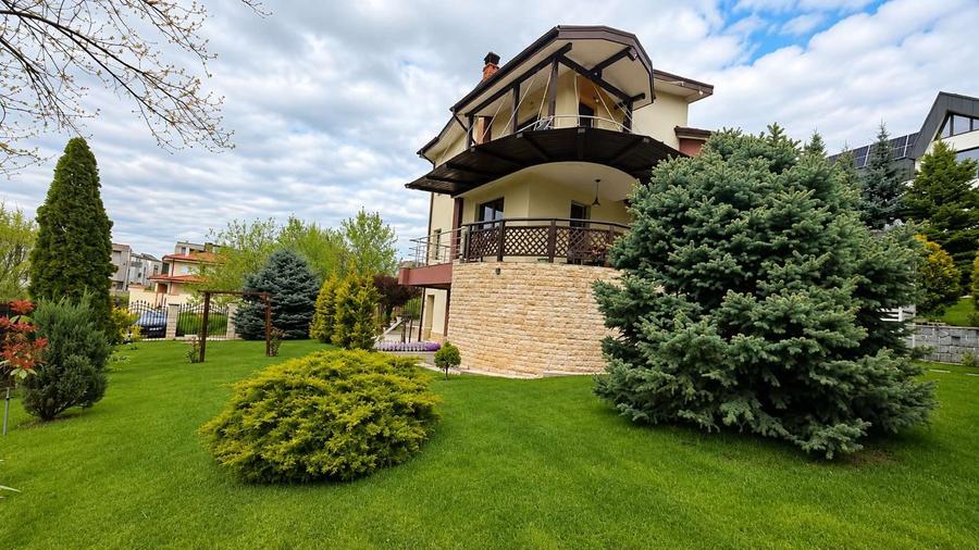Casă individuală cu 7 camere cu Teren 825 Mp în Bucium